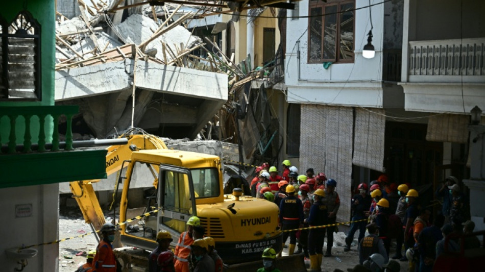 Indonésie: quelque 90 personnes sous les décombres d'une école effondrée, deux survivants extraits