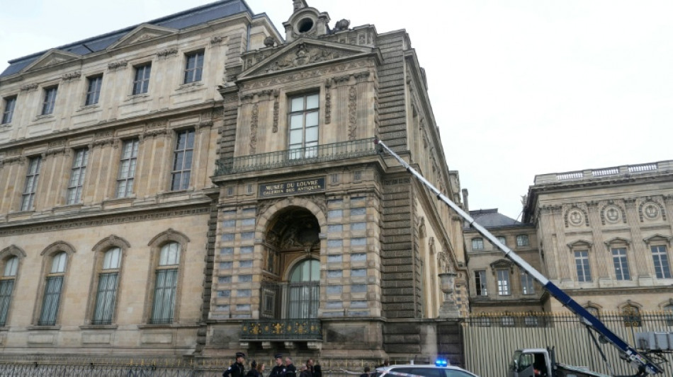 French police hunt Louvre jewel thieves