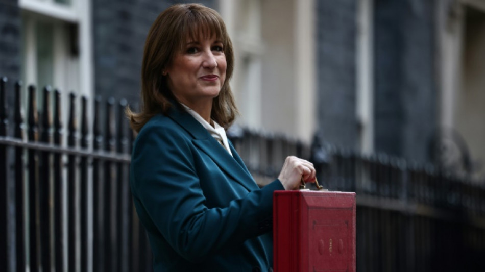 Governo britânico anuncia aumentos de impostos para acalmar os mercados