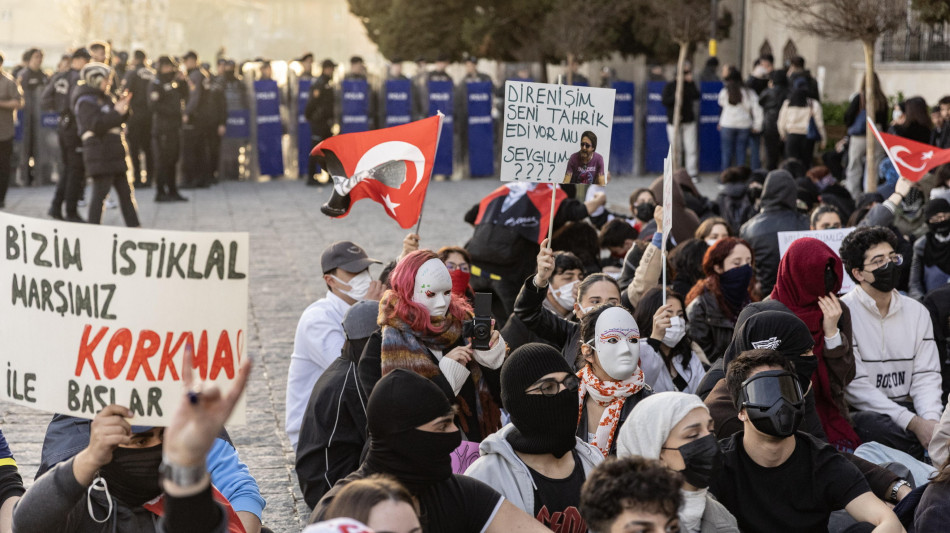 Mare di folla alla manifestazione per Imamoglu a Istanbul