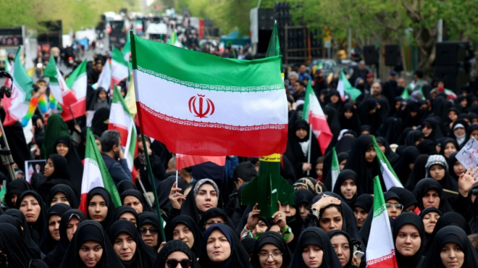 Iranianos fazem correntes humanas em volta de centrais el&eacute;tricas