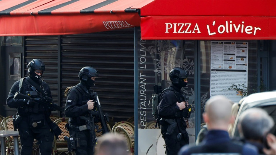 Issy-les-Moulineaux: un homme arm&eacute; et suicidaire retranch&eacute; dans le restaurant de ses parents