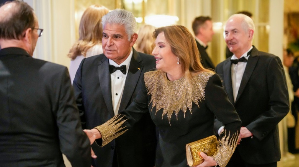 Mejor tarde que nunca: el presidente de Panam&aacute; le da a Machado el vestido que le trajo para la ceremonia del Nobel de la Paz