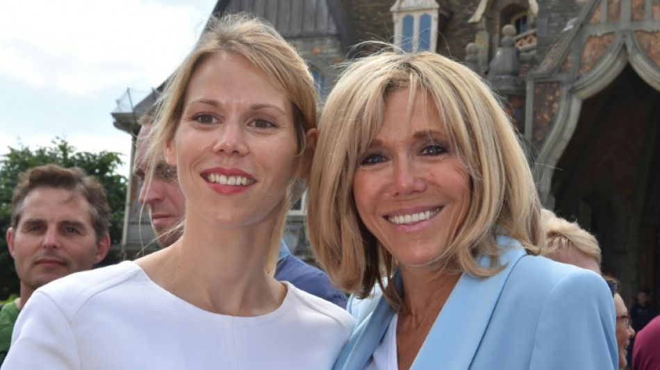 Cyberbullying afetou sa&uacute;de da primeira-dama da Fran&ccedil;a, diz filha de Brigitte Macron