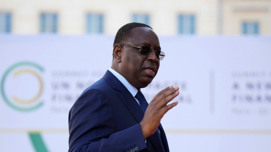 Al&iacute;vio no Senegal ap&oacute;s presidente desistir de concorrer ao terceiro mandato