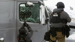 Policía canadiense usa la fuerza para desalojar a manifestantes en Ottawa