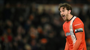 Jogo Bournemouth-Luton, adiado ap&oacute;s parada card&iacute;aca de Lockyer, ser&aacute; disputado na &iacute;ntegra