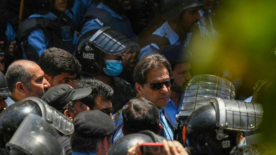 Ex-primeiro-ministro paquistan&ecirc;s Imran Khan &eacute; libertado sob fian&ccedil;a
