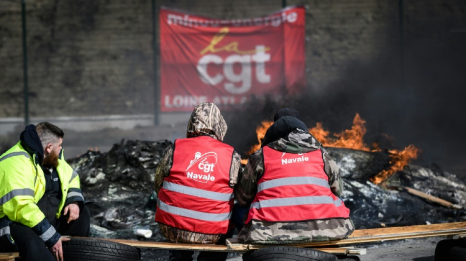 Retraites: la gr&egrave;ve reconduite pour une semaine &agrave; la raffinerie de Donges
