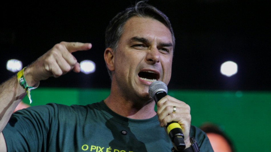 Em nome do pai, Fl&aacute;vio Bolsonaro oficializa candidatura &agrave; Presid&ecirc;ncia