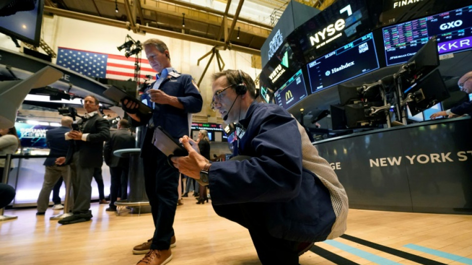 Wall Street l&eacute;g&egrave;rement dans le rouge apr&egrave;s des indicateurs mitig&eacute;s