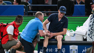 Com les&atilde;o na perna, Sinner abandona Masters 1000 de Xangai