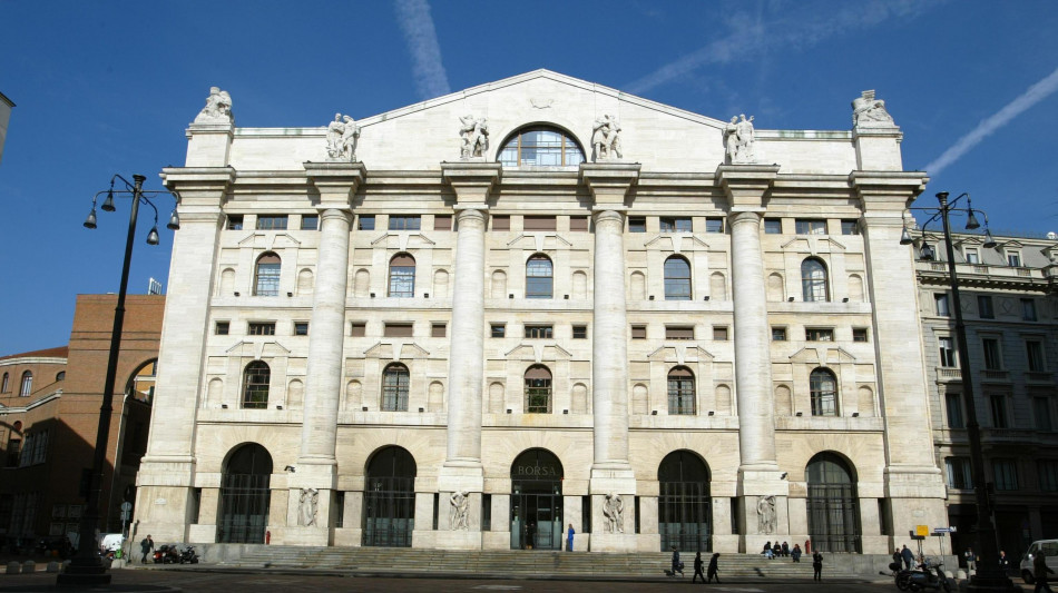 Borsa: Milano -0,36% con le banche, Campari prosegue corsa