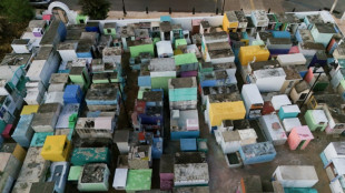 Antes do Dia dos Mortos, parentes limpam ossos de familiares j&aacute; falecidos no M&eacute;xico