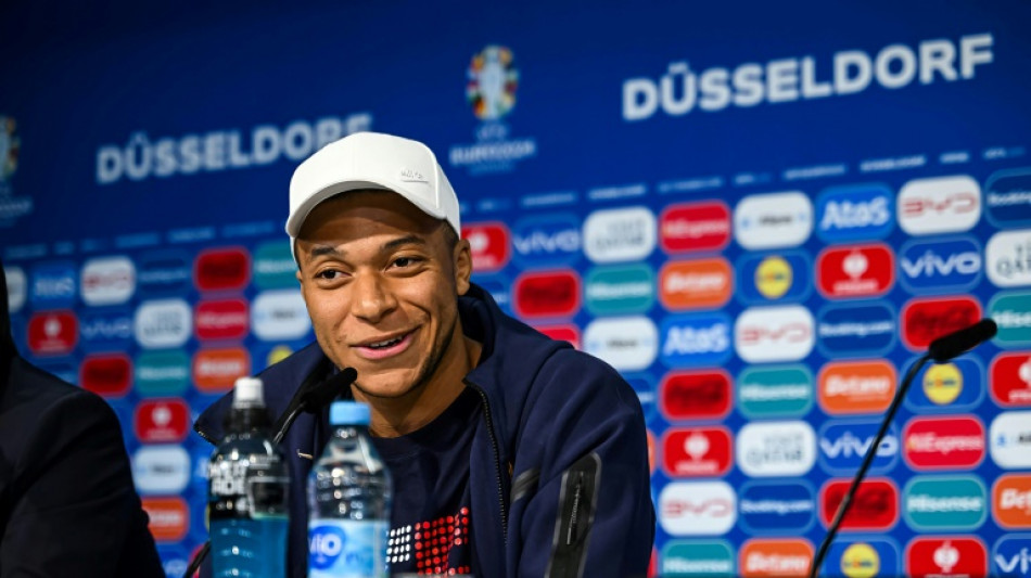 Euro 2024: les Bleus font leurs grands d&eacute;buts, la crise politique au premier plan