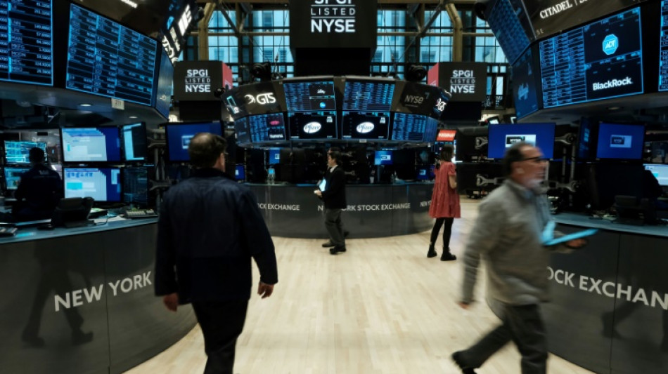 Wall Street dans le rouge apr&egrave;s une modeste hausse des taux de la Fed
