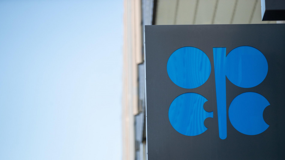 Opec+ valuta nuovo aumento produzione, petrolio perde oltre 1%