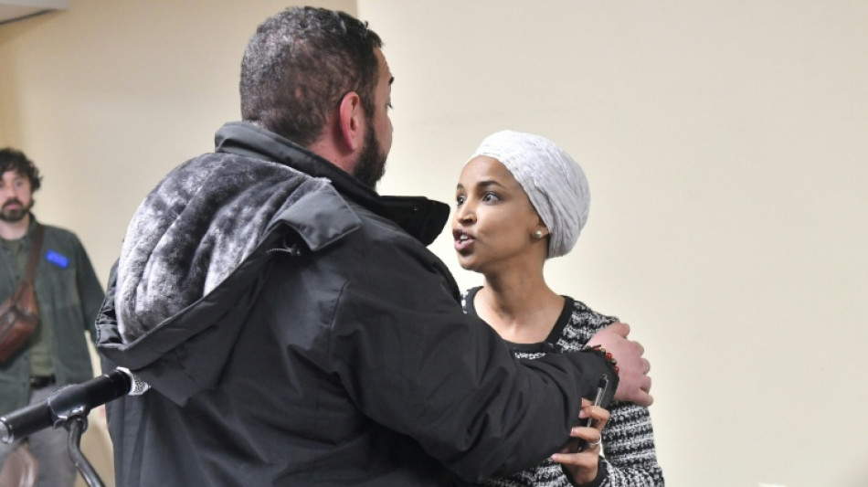 Demokratische Abgeordnete Omar bei Rede mit unbekannter Fl&uuml;ssigkeit bespritzt