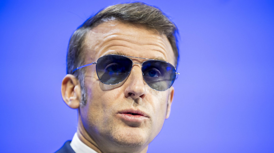 Macron di nuovo con gli occhiali Top Gun, 'ancora un problema all'occhio'