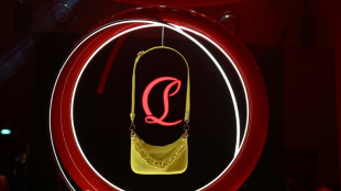 Conflit Louboutin-Amazon: la justice europ&eacute;enne ouvre la voie &agrave; une responsabilit&eacute; d'Amazon dans des annonces pour des produits contrefaits