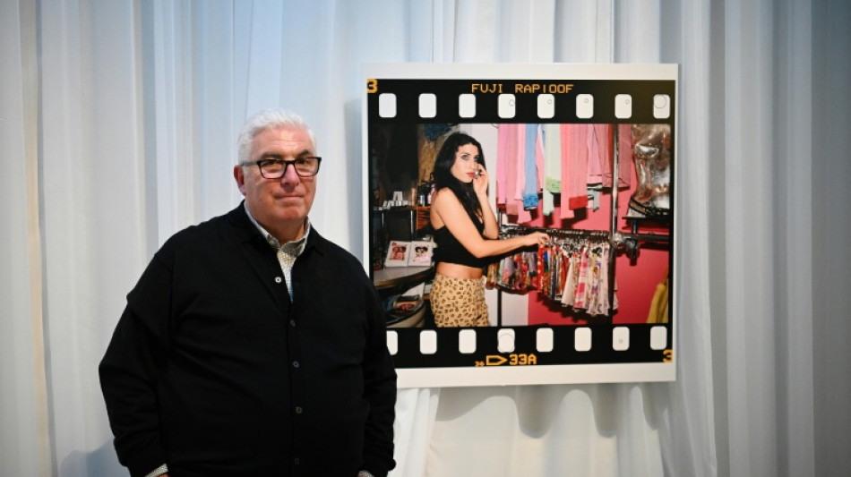 Duas amigas de Amy Winehouse teriam se aproveitado de descuido de seu pai para leiloar itens da cantora