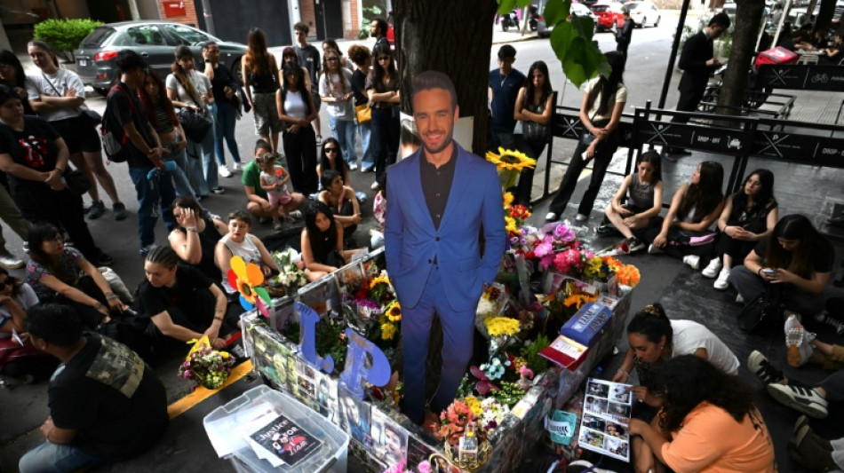 F&atilde;s homenageiam cantor Liam Payne em Buenos Aires um ano ap&oacute;s sua morte