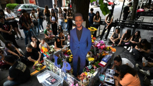 F&atilde;s homenageiam cantor Liam Payne em Buenos Aires um ano ap&oacute;s sua morte