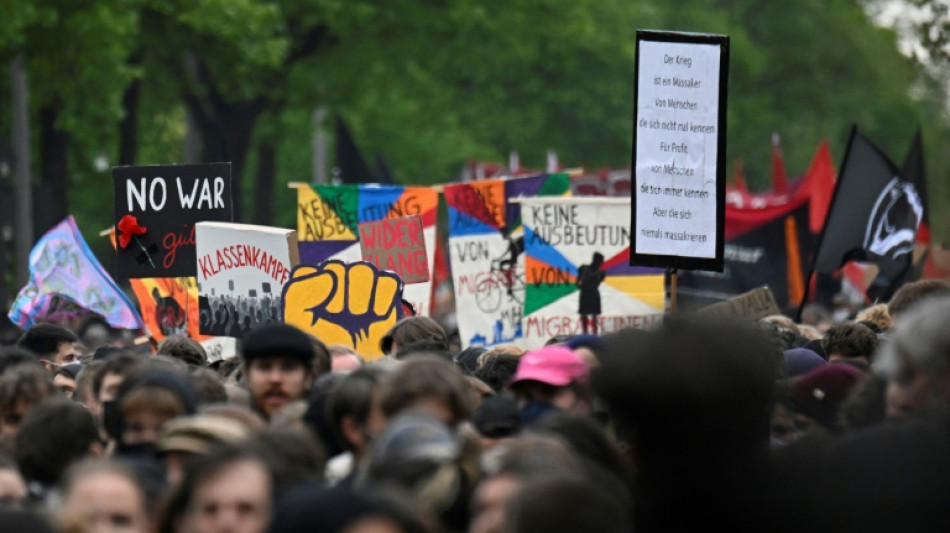 "Revolution&auml;re 1. Mai-Demonstration" zieht durch Berlin