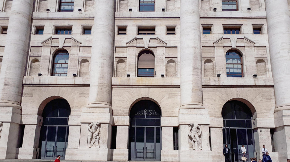 Borsa: Milano dimezza il calo (-0,35%), bene Stellantis, giù Stm