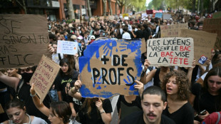 Governo franc&ecirc;s nega 'repress&atilde;o policial' em protestos estudantis