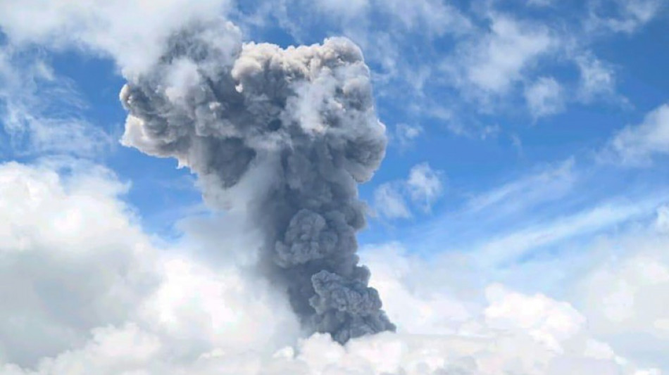 Eruption volcanique dans l'est de l'Indon&eacute;sie, le niveau d'alerte relev&eacute;