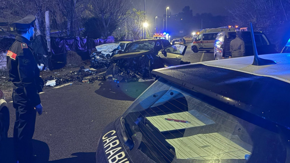 Frontale tra due auto a Roma, tre morti e un ferito grave