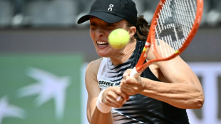 Swiatek battles into Italian Open third round