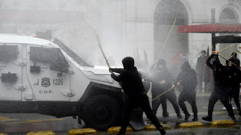 Encapuzados vandalizam exteriores do pal&aacute;cio presidencial durante marcha no Chile
