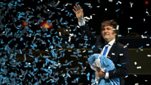 Milei presenta su libro cantando rock en medio de una crisis política