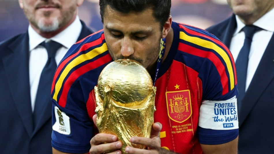 Seis espanh&oacute;is, Vini Jr, Messi e Mbapp&eacute; entre os indicados &agrave; Bola de Ouro