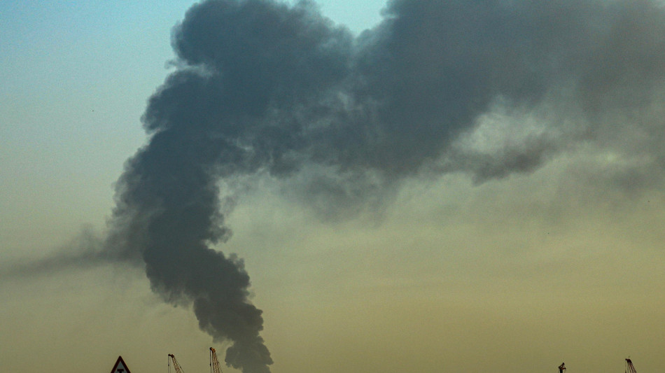 Petroliera colpita da un attacco iraniano nel porto di Dubai