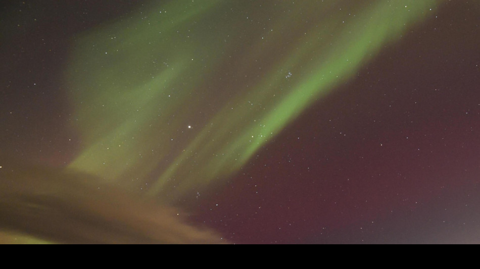 L'aurora boreale colora di rosso il cielo sulle Dolomiti